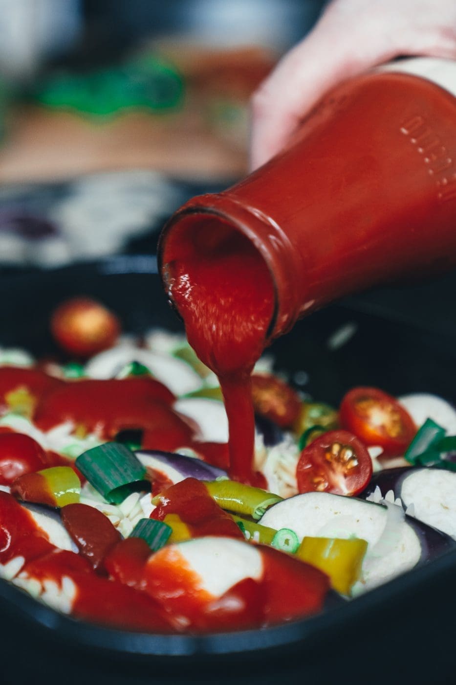 Griechisch inspirierter Feta-Nudelauflauf aus dem Ofen. Einfaches Auflauf-Rezept mit Nudeln, Gemüse und Feta für Familie und Gäste.