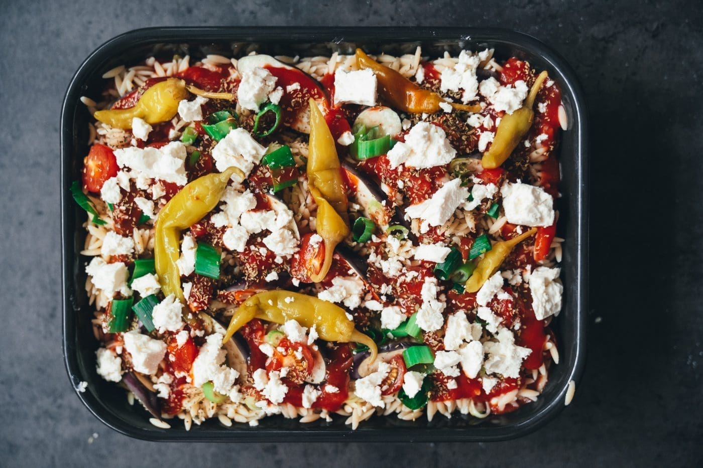 Griechisch inspirierter Feta-Nudelauflauf aus dem Ofen. Einfaches Auflauf-Rezept mit Nudeln, Gemüse und Feta für Familie und Gäste.