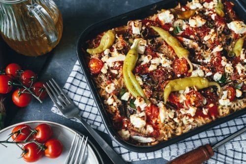 Griechischer Feta-Nudelauflauf aus dem Ofen 10 Griechisch inspirierter Feta-Nudelauflauf aus dem Ofen. Einfaches Auflauf-Rezept mit Nudeln, Gemüse und Feta für Familie und Gäste.