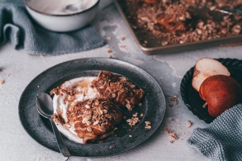 Hasselback Apfel 6 | Apfel geht einfach immer, oder?! Ganz egal, ob Apfelkuchen, Apfelgelee oder ein Dessert mit Äpfeln. Vor allem in den kalten Monaten ist er für uns immer ein Seelenwärmer. Die Kombination mit Zimt ist nahe der Perfektion und auch wenn er momentan keine Saison hat, bekommt ihr, Dank Lagerware, auch aktuell durchaus noch regionale Äpfel. Unser heutiges Rezept, der Hasselback-Apfel mit Crumble & Skyr, ist perfekt für den unkomplizierten Apfelgenuss mit Zutaten, die ihr bestimmt zu Hause habt.