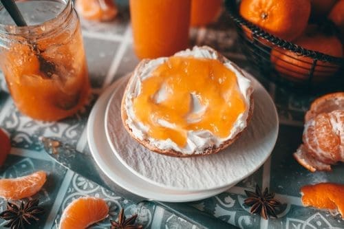 Mandarinen Gelee mit Sternanis 14 | Wisst ihr, was wir schon viel zu lange nicht mehr gemacht haben? Richtig, eine leckere Marmelade! Dazu haben wir uns in vielerlei Hinsicht ganz auf das Thema Resteverwertung verlassen. Über die Weihnachtstage hat sich bei uns nämlich eine ganze Menge an kleinen Gläsern von Marmeladen, Oliven & Co. angesammelt. Außerdem, bestimmt kennt ihr das auch, ertrinken wir im Januar immer geradezu in Mandarinen. Die perfekte Lösung dafür - die alten Gläser mit einer sauguten Mandarinen-Marmelade mit Sternanis zu befüllen. Wenn das nicht die beste Methode ist, eurem Altglas zu neuem Glanz zu verhelfen - aber darüber hinaus gibt es noch viel mehr Möglichkeiten.