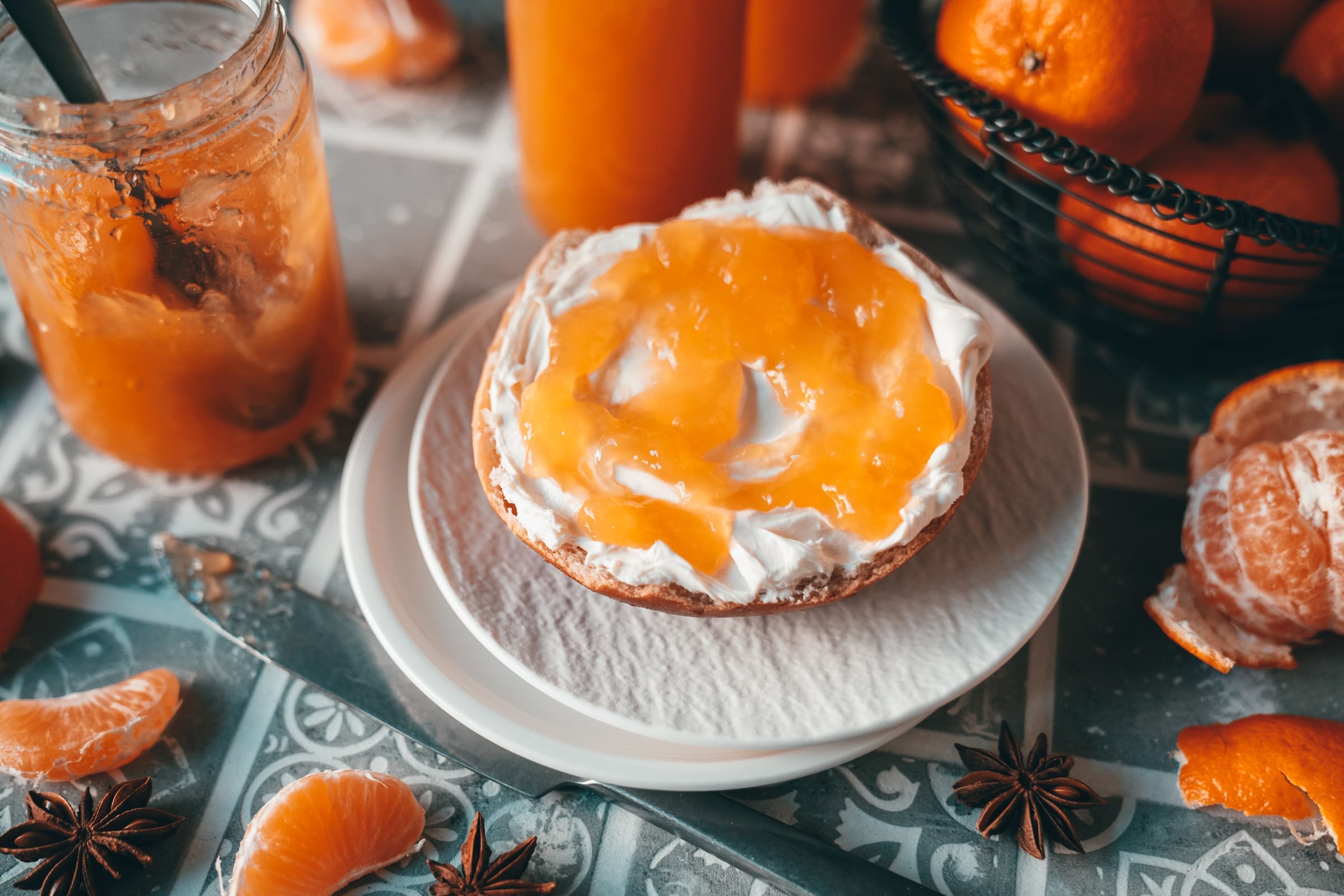 Mandarinen Gelee mit Sternanis 14 | Wisst ihr, was wir schon viel zu lange nicht mehr gemacht haben? Richtig, eine leckere Marmelade! Dazu haben wir uns in vielerlei Hinsicht ganz auf das Thema Resteverwertung verlassen. Über die Weihnachtstage hat sich bei uns nämlich eine ganze Menge an kleinen Gläsern von Marmeladen, Oliven & Co. angesammelt. Außerdem, bestimmt kennt ihr das auch, ertrinken wir im Januar immer geradezu in Mandarinen. Die perfekte Lösung dafür - die alten Gläser mit einer sauguten Mandarinen-Marmelade mit Sternanis zu befüllen. Wenn das nicht die beste Methode ist, eurem Altglas zu neuem Glanz zu verhelfen - aber darüber hinaus gibt es noch viel mehr Möglichkeiten.