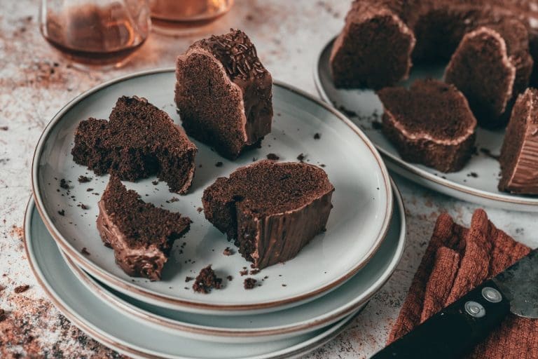 Rum Schokokuchen 12 | Wenn uns eine Sache verbindet, dann ist es der Sonntagnachmittag mit Kaffee, Kuchen und der Frage: „Wer schneidet an?“ Aus genau dieser Liebe ist über die Jahre eine ziemlich große Sammlung geworden – mal schnell vom Blech, mal sonntäglich aus der Springform, mal nach einem Rezept, das schon Oma Lore in ihrer Kölner Küche gebacken hat.