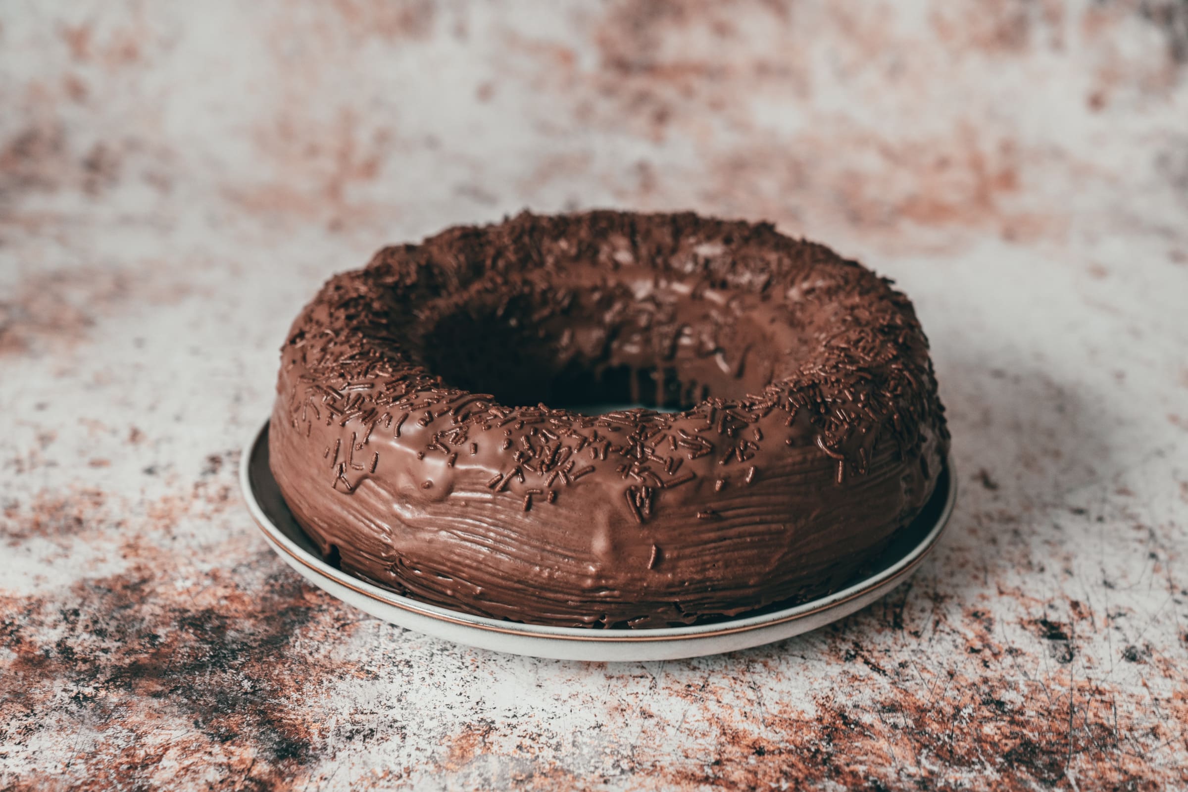 Rum Schokokuchen 5 | Saftiger Rührkuchen - mehr braucht es oft nicht! Ja, so ein Stück Torte ist hier und da immer etwas Feines, aber gerade so als Kuchen für Zwischendurch ist ein Rührkuchen einfach perfekt. Die Zutaten haben wir in der Regel vor Ort, die Zubereitung ist easy und fix hat man einen duftenden Kuchen auf dem Tisch stehen. Wie so oft im Leben, gilt auch hier - manchmal sind die "einfachen" Dinge die Besten. Unser Rum-Schokokuchen fällt genau in diese Kategorie. Er ist saftig, wärmend und lecker ... eben wie eine Rumkugel im Kuchenformat. Aber wie entsteht so ein Kuchenrezept bei uns? Was sind die Stolpersteine und unsere persönlichen Tipps?