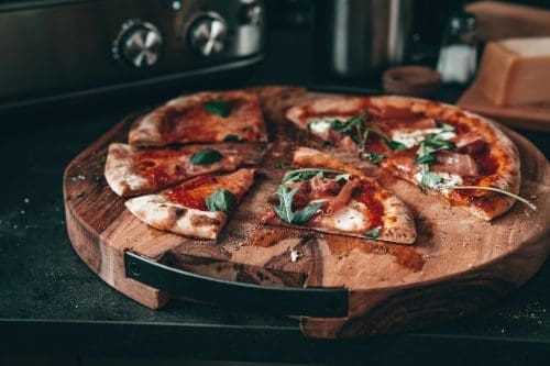 Sauerteig Pizza Pizzaiolo sage 22 | Pizza war bei uns viel zu lange nicht mehr auf dem Tisch. Also musste sich das dringend ändern - dabei haben wir uns gleich zweimal verliebt! Einmal in die Pizza mit Sauerteig und außerdem in den genialen Smart Oven Pizzaiolo von Sage. Für uns steht jetzt schon fest, dass unser Pizzateig in Zukunft immer mit Sauerteig zubereitet wird - das mal als kleiner Spoiler. Pizza ist aber definitiv eine dieser Leckereien, bei der die Art und Weise der Zubereitung essentiell ist und daher erzählen wir euch auch von unseren ersten Erfahrungen mit dem smarten Pizzaofen - LOS GEHT'S!