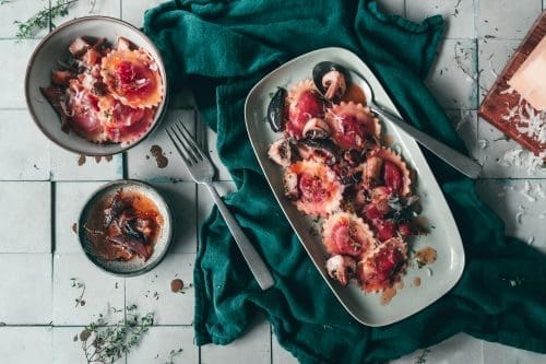Rote-Bete-Ravioli mit Thymianbutter und Pilzen - 20-Minuten Soulfood 2 Steinhaus Ravioli thymianbutter rotebeete 9 | Unter der Woche darf das Mittagessen auch gern mal schnell auf den Tisch kommen. Das wird euch bestimmt auch so gehen. Was uns aber natürlich ganz wichtig ist, es muss einfach super lecker sein. So haben wir an einem Arbeitstag kleinen Aufwand mit der Zubereitung und dennoch ein wenig Ruhe und ein Highlight beim Genießen. Wir lieben Pasta - wir lieben Rote Bete - wir lieben schnelle Gerichte! Und aus diesen Gründen haben wir ein neues, schnelles und richtig gutes Pastagericht für uns und jetzt auch für euch zubereitet. Rote Bete Ravioli mit Thymianbutter und Pilzen - in 20 Minuten auf dem Tisch!