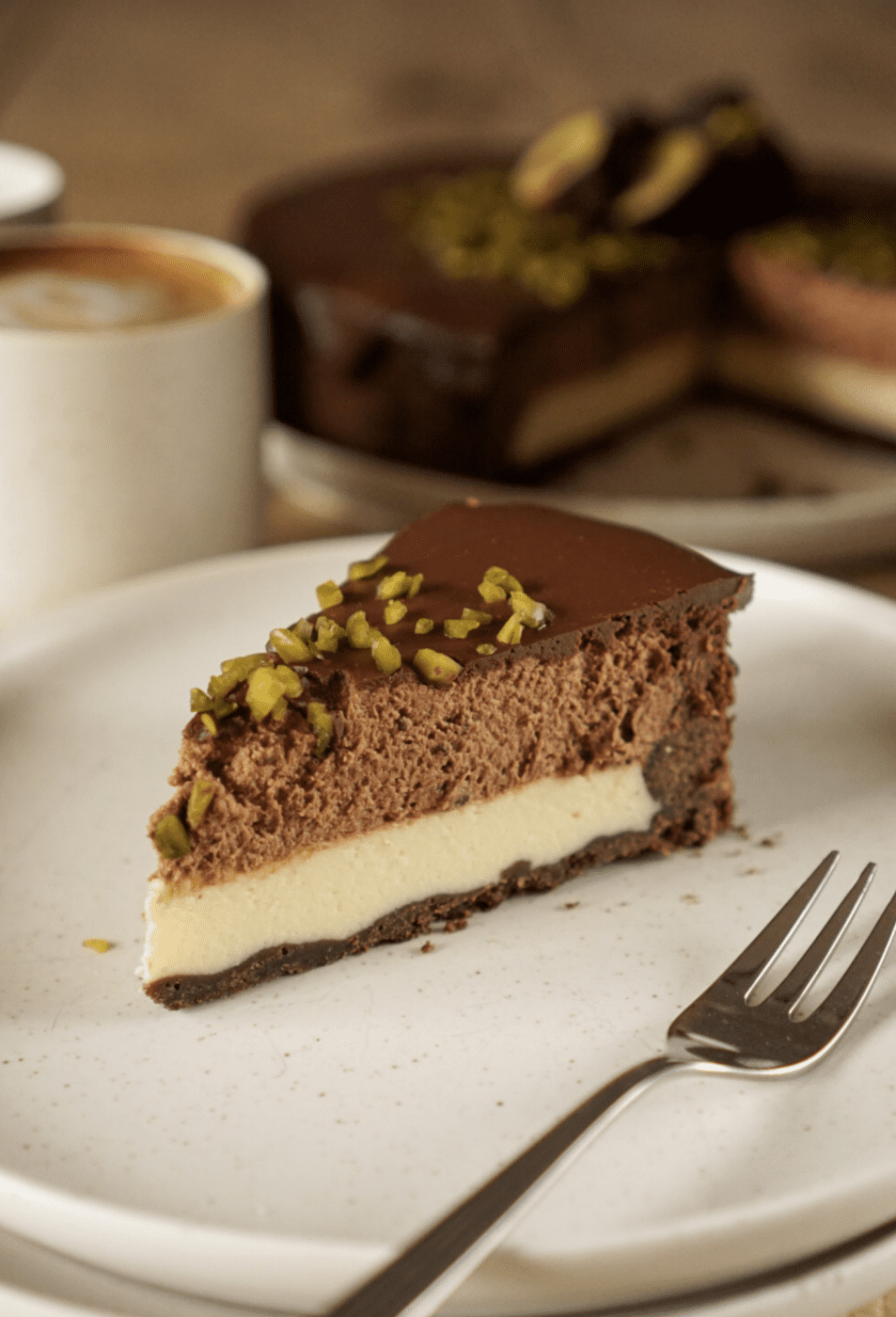 Mozartkugeln - Unsere Lieblingspraline einfach selbstgemacht! 2 Bildschirmfoto 2021 02 01 um 13.25.05 | Mozartkugeln ... ich glaube da gibt es immer eine große Fangemeinde. Aber genauso spaltet unsere Lieblingspraline, denn einige mögen einfach kein Marzipan. Und ohne Marzipan gibt es auch keine Mozartkugeln. Das ist bei uns in der Familie genauso. Wir lieben alle Zutaten, die man in dieser leckeren Salzburger Praline verwendet. Nougat, Pistazien, Marzipan und natürlich Schokolade. Saschas Mama Moni isst überhaupt keinen Marzipan und somit auch keine Mozartkugeln. Glück für uns, denn so bleiben einfach mehr übrig, die wir beide genießen dürfen.