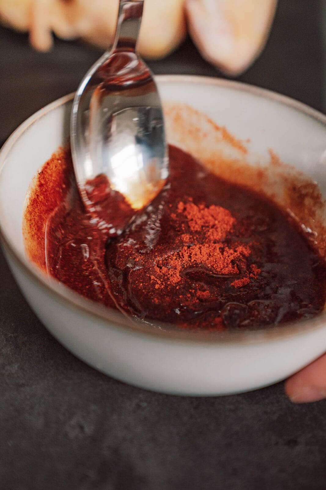 Saftig und knusprig – Oma Lores Brathähnchen Rezept aus dem Ofen 2 Brathaehnchen25 1 | Manchmal sind es die einfachen Dinge, die bleiben. Bei uns ist es Oma Lores Brathähnchen aus dem Ofen. Kein Sonntag ohne den Duft von Paprika, Raucharomen und knuspriger Haut, die im Ofen goldbraun wird. Für uns war es das Gericht, das alle zusammen an den Esstisch gebracht hat. Das Brathähnchen Rezept ist unkompliziert und gelingt immer ... versprochen!. Heute verraten wir euch, wie ihr das legendäre Brathähnchen aus unserer Familie Schritt für Schritt nachkochen könnt. Knusprig außen, saftig innen und voller grandiosem Geschmack.