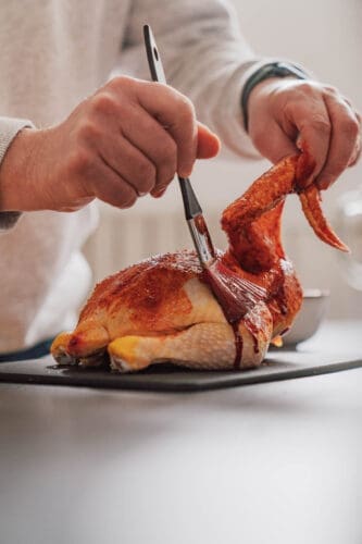 Saftig und knusprig – Oma Lores Brathähnchen Rezept aus dem Ofen 10 Brathaehnchen25 2 | Manchmal sind es die einfachen Dinge, die bleiben. Bei uns ist es Oma Lores Brathähnchen aus dem Ofen. Kein Sonntag ohne den Duft von Paprika, Raucharomen und knuspriger Haut, die im Ofen goldbraun wird. Für uns war es das Gericht, das alle zusammen an den Esstisch gebracht hat. Das Brathähnchen Rezept ist unkompliziert und gelingt immer ... versprochen!. Heute verraten wir euch, wie ihr das legendäre Brathähnchen aus unserer Familie Schritt für Schritt nachkochen könnt. Knusprig außen, saftig innen und voller grandiosem Geschmack.