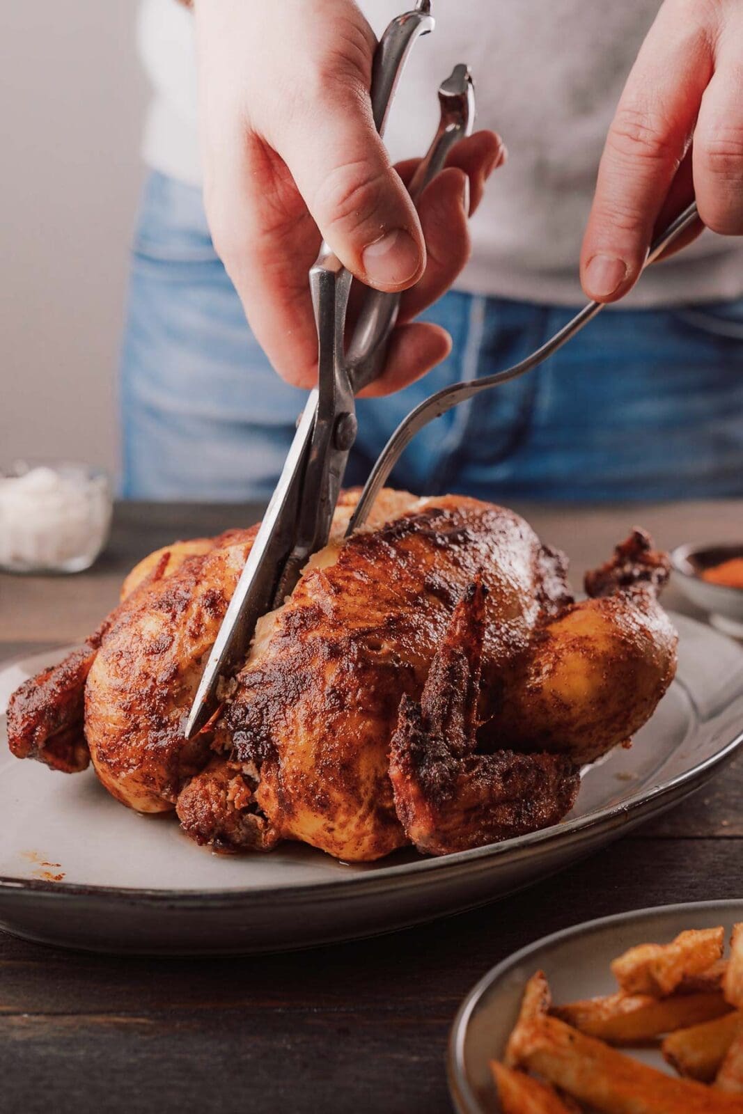 Saftig und knusprig – Oma Lores Brathähnchen Rezept aus dem Ofen 5 Brathaehnchen25 6 | Manchmal sind es die einfachen Dinge, die bleiben. Bei uns ist es Oma Lores Brathähnchen aus dem Ofen. Kein Sonntag ohne den Duft von Paprika, Raucharomen und knuspriger Haut, die im Ofen goldbraun wird. Für uns war es das Gericht, das alle zusammen an den Esstisch gebracht hat. Das Brathähnchen Rezept ist unkompliziert und gelingt immer ... versprochen!. Heute verraten wir euch, wie ihr das legendäre Brathähnchen aus unserer Familie Schritt für Schritt nachkochen könnt. Knusprig außen, saftig innen und voller grandiosem Geschmack.