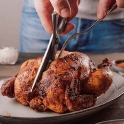 Saftig und knusprig – Oma Lores Brathähnchen Rezept aus dem Ofen 25 Brathaehnchen25 6 | Manchmal sind es die einfachen Dinge, die bleiben. Bei uns ist es Oma Lores Brathähnchen aus dem Ofen. Kein Sonntag ohne den Duft von Paprika, Raucharomen und knuspriger Haut, die im Ofen goldbraun wird. Für uns war es das Gericht, das alle zusammen an den Esstisch gebracht hat. Das Brathähnchen Rezept ist unkompliziert und gelingt immer ... versprochen!. Heute verraten wir euch, wie ihr das legendäre Brathähnchen aus unserer Familie Schritt für Schritt nachkochen könnt. Knusprig außen, saftig innen und voller grandiosem Geschmack.