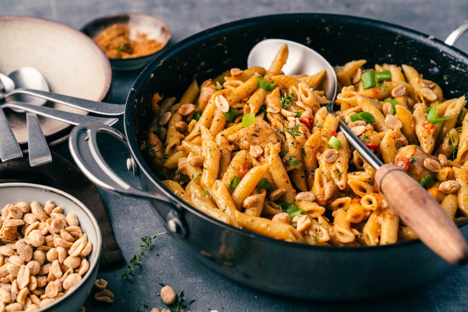 Cajun Penaut Pasta ueltje 13 | Unsere Leidenschaft für die Erdnuss geht weiter und wir dürfen auch in diesem Jahr als Erdnussbotschafter mit ültje zusammen tolle und leckere Gerichte kochen und auch backen. Wie ihr wisst, lieben wir die Erdnuss und die unzähligen Möglichkeiten, die sie bietet, um unsere Fantasie in der Küche zu beflügeln. Und weil wir solche Rezepte gerne auch einmal für ein schnelles Lunch kochen, haben wir uns eine cremige Erdnuss One-Pot-Pasta im Cajun-Style ausgedacht. Ein absolutes Muss!