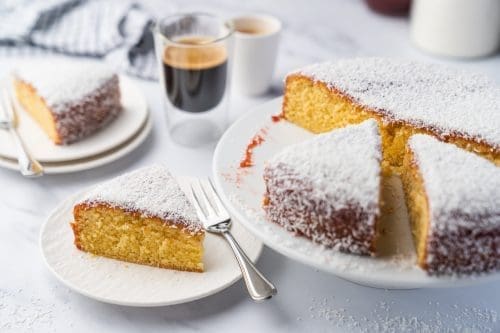Coco Jam bo Cake 14 | Manchmal ist einfach, einfach lecker! Wir sind Fans von schnellen und unkomplizierten Kuchenrezepten. Genau in diese Kategorie fällt unser Coco Jam(bo) Cake, denn den bekommt jeder hin und das Ergebnis ist unverschämt lecker, saftig und fruchtig. Genau wie Kuchen eben sein soll!