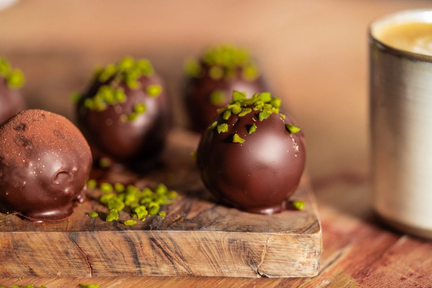 Mozartkugeln 5 | Mozartkugeln ... ich glaube da gibt es immer eine große Fangemeinde. Aber genauso spaltet unsere Lieblingspraline, denn einige mögen einfach kein Marzipan. Und ohne Marzipan gibt es auch keine Mozartkugeln. Das ist bei uns in der Familie genauso. Wir lieben alle Zutaten, die man in dieser leckeren Salzburger Praline verwendet. Nougat, Pistazien, Marzipan und natürlich Schokolade. Saschas Mama Moni isst überhaupt keinen Marzipan und somit auch keine Mozartkugeln. Glück für uns, denn so bleiben einfach mehr übrig, die wir beide genießen dürfen.