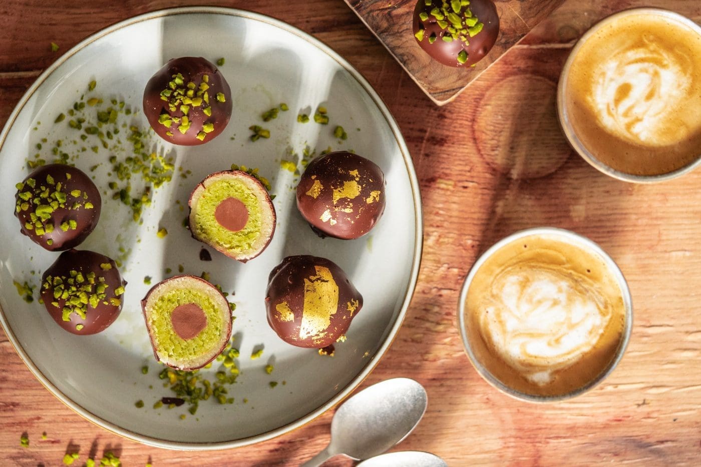 Mozartkugeln 6 | Mozartkugeln ... ich glaube da gibt es immer eine große Fangemeinde. Aber genauso spaltet unsere Lieblingspraline, denn einige mögen einfach kein Marzipan. Und ohne Marzipan gibt es auch keine Mozartkugeln. Das ist bei uns in der Familie genauso. Wir lieben alle Zutaten, die man in dieser leckeren Salzburger Praline verwendet. Nougat, Pistazien, Marzipan und natürlich Schokolade. Saschas Mama Moni isst überhaupt keinen Marzipan und somit auch keine Mozartkugeln. Glück für uns, denn so bleiben einfach mehr übrig, die wir beide genießen dürfen.