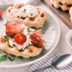 Sauerteigwaffeln 11 | Frisch gebackenes Brot, das noch warm aus dem Ofen kommt – dagegen kommt kein Supermarktbrot an. Mit etwas Übung ist es leichter, als du denkst.