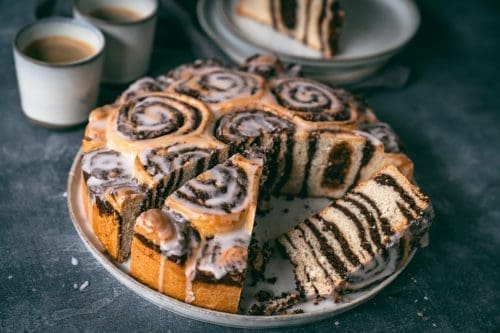 Rezept für einen saftig leckeren Schneckenkuchen mit Haselnussfüllung nach Omas Rezept. Luftige Hefeschnecken werden in einer Springform als Kuchen gebacken - musst du einfach ausprobieren!