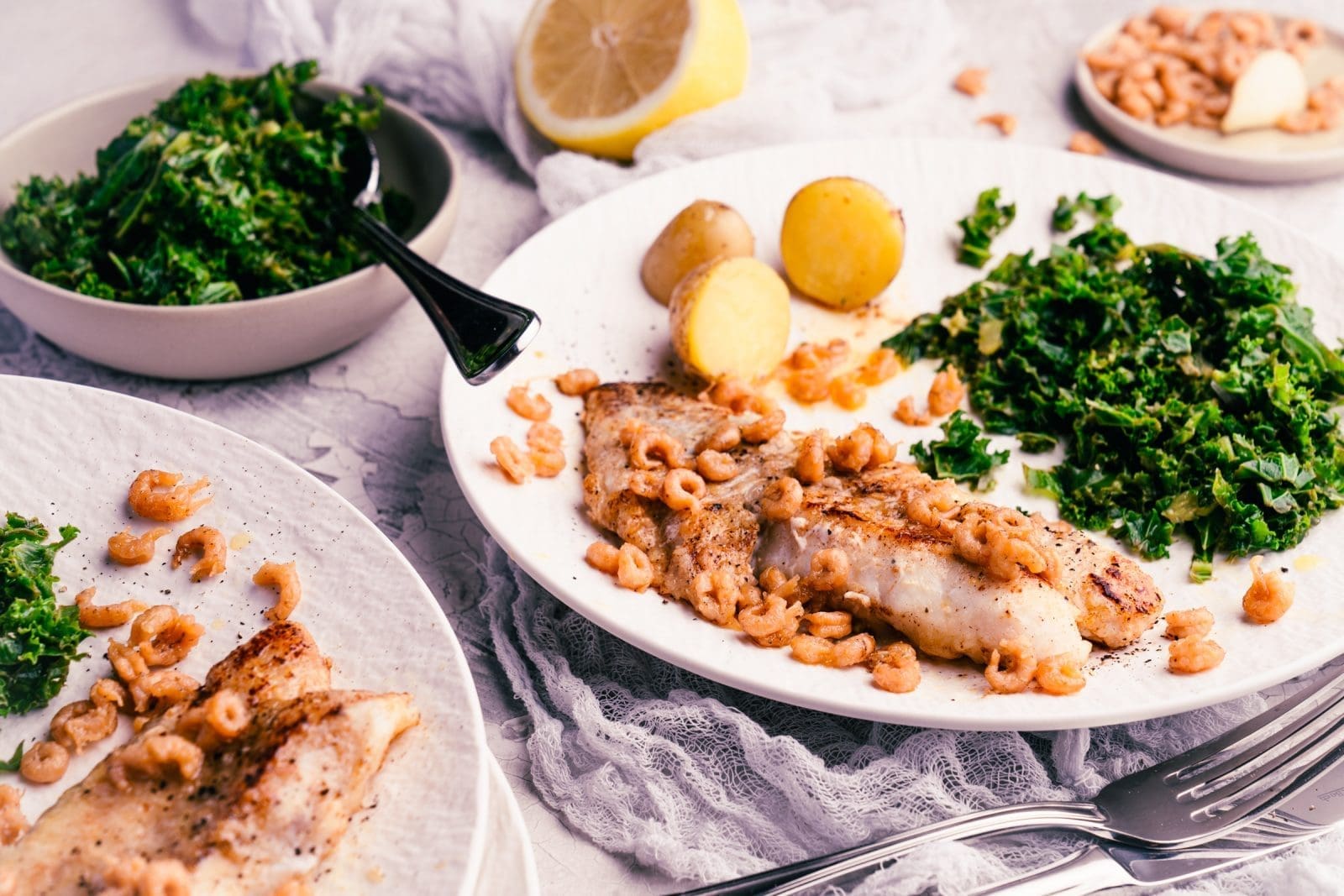 Schrimp Butter Gruenkohlsalat fixaufdemtisch 5 | Unsere Essgewohnheiten haben sich über die letzten Monate defitniv gewandelt ... damit sind wir nicht alleine! Homeoffice, Home-Schooling und Co. wirbeln Tagesabläufe und Routinen immer wieder durcheinander. Das Ergebnis?! Mehr Menschen denn je stehen in der Küche und kochen. Dabei sollte es schnell und unkompliziert zugehen, oder? Gemeinsam mit fantastischen Bloggerkollegen gibt es also eine neue Runde #FixAufDemTisch zu Thema Lunch im Homeoffice ... auf geht's!