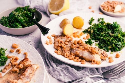 Schrimp Butter Gruenkohlsalat fixaufdemtisch 5 | Unsere Essgewohnheiten haben sich über die letzten Monate defitniv gewandelt ... damit sind wir nicht alleine! Homeoffice, Home-Schooling und Co. wirbeln Tagesabläufe und Routinen immer wieder durcheinander. Das Ergebnis?! Mehr Menschen denn je stehen in der Küche und kochen. Dabei sollte es schnell und unkompliziert zugehen, oder? Gemeinsam mit fantastischen Bloggerkollegen gibt es also eine neue Runde #FixAufDemTisch zu Thema Lunch im Homeoffice ... auf geht's!