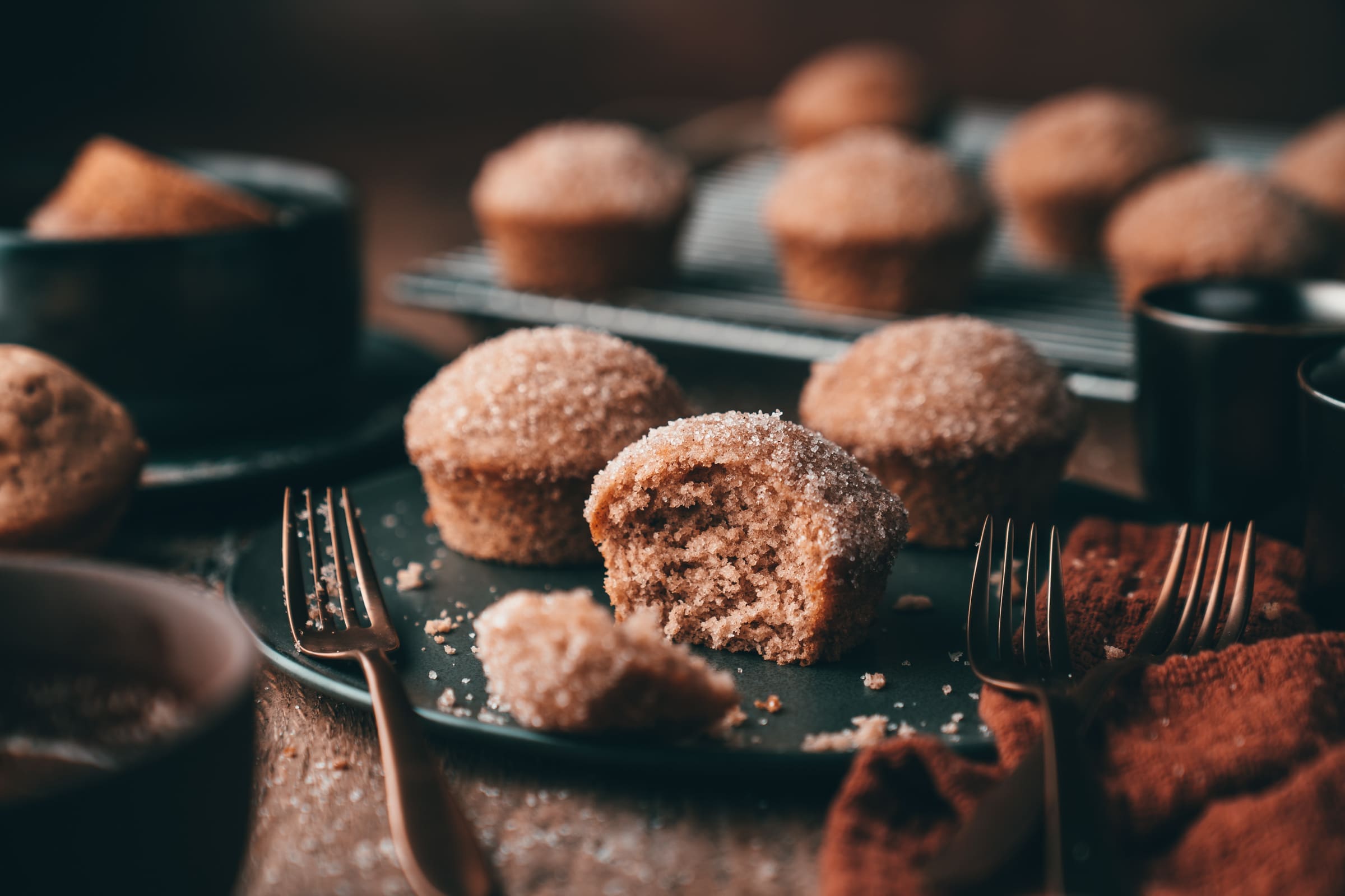 Zimt-Zucker Muffins - einfach gebacken & schnell vernascht! 3 Zimt Zucker Muffins 18 | Zimt-Zucker ... für mich eine unschlagbare Kombination. Ein Crêpe mit Zimt & Zucker ist in den Wintermonaten Pflichtprogramm! Schon seit einigen Jahren ist Zimt für uns aber ein Gewürz, das uns ganzjährig begleitet - Zimt ist viel zu lecker, um ihn nur in der Weihnachtszeit zu feiern. Warum also nicht den Geschmack von Zimt & Zucker mit einem Muffin kombinieren?! Der ist super einfach und schnell gebacken und mit seiner süßen Oberseite ein absolutes Highlight. Meet our Zimt-Zucker Muffin - ihr werdet ihn lieben!