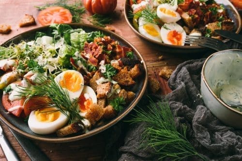 Breakfast Salad Bowl 14 | Dass wir beide total Frühstücksfans sind wissen die meisten von euch, vor allem Sonntags zelebrieren wir das total. Auch ein amerikanisch/englisches Frühstück mit Bacon, Tomaten, Toast und Ei ist da keine Ausnahme in unserer Frühstücksparade - das könnten wir eigentlich zu jeder Tageszeit futtern. All-Day-Breakfast ist auf jeden Fall voll unser Ding, also haben wir jetzt ein Frühstück zur Mittagspause kreiert. Unsere Breakfast Salad Bowl. Und die ist auch noch "Fix auf dem Tisch"!