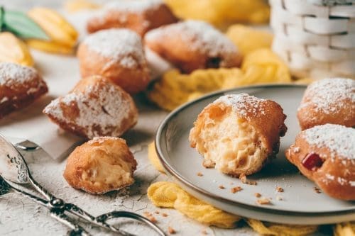 Eierlikörkrapfen - oder auch Amelettchen zu Ostern 2 Eierlikoer Krapfen 16 | Eierlikör-Krapfen ... wer kennt sie nicht?! Wer liebt sie nicht?! Wer backt sie nicht?! Wenn ihr eine von diesen Fragen für euch mit Nein beantwortet habt, dann kommt ihr um unser Rezept einfach nicht herum. Denn spätestens, wenn ihr sie das erste Mal gebacken habt, dann werdet ihr sie kennen, lieben und immer wieder backen. Und zu welche Zeit im Jahr passen sie einfach besser, als in die Osterzeit. Daher noch ganz schnell vor den Feiertagen unser Rezept für unsere Eierlikör-Krapfen.