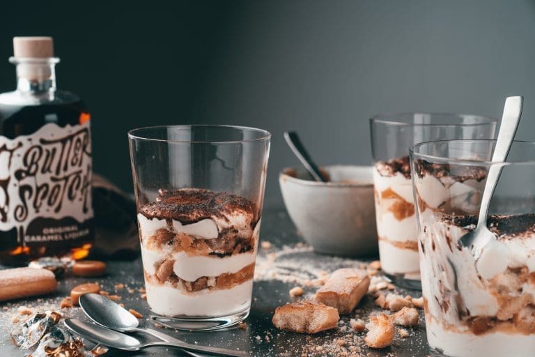 Karamell Tiramisu Butterscotch 80 | Ob für Gäste oder einfach so: Dessert im Glas ist die entspannteste Art, etwas Süßes zu servieren. Schön anzusehen, gut vorzubereiten und ganz ohne Anschneiden.