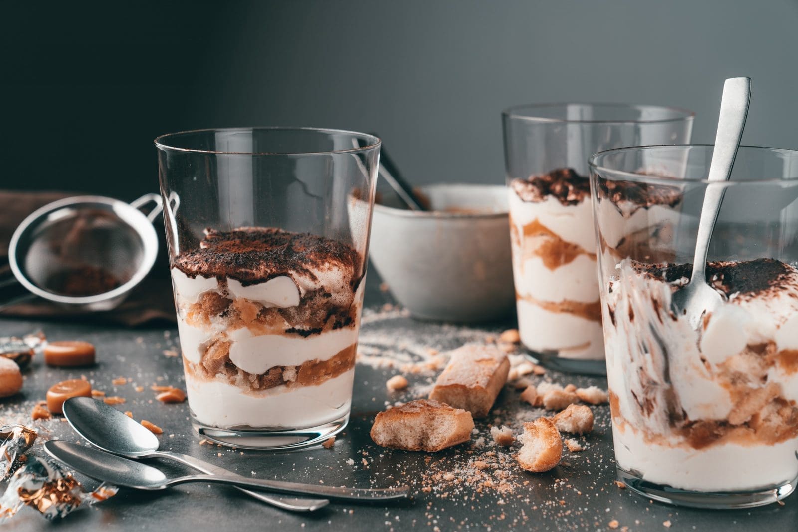 Karamell Tiramisu Butterscotch 81 | Mit Tiramisu kann man einfach nix falsch machen, oder?! Wir lieben den italienischen Dessertklassiker und nicht zuletzt, da man ihn so easy je nach Geschmack, Jahreszeit & Co. abwandeln kann. Daher kommt heute ein unverschämt gutes Karamell-Tiramisu aus dem Glas auf den Blog. Das Highlight? Der Butterscotch Karamell-Likör! Ihr kennt uns - wir sagen nicht Nein zu einem so feinen Schuss im Dessert, denn er sorgt für dieses wunderbar runde Aroma und wir könnten das Tiramisu Glas für Glas selbst verputzen ....