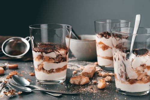 Karamell Tiramisu Butterscotch 81 | Mit Tiramisu kann man einfach nix falsch machen, oder?! Wir lieben den italienischen Dessertklassiker und nicht zuletzt, da man ihn so easy je nach Geschmack, Jahreszeit & Co. abwandeln kann. Daher kommt heute ein unverschämt gutes Karamell-Tiramisu aus dem Glas auf den Blog. Das Highlight? Der Butterscotch Karamell-Likör! Ihr kennt uns - wir sagen nicht Nein zu einem so feinen Schuss im Dessert, denn er sorgt für dieses wunderbar runde Aroma und wir könnten das Tiramisu Glas für Glas selbst verputzen ....