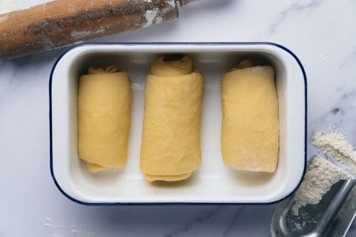 Milchbrot - Mit Thangzong für das besondere Etwas! 9 Milchbrot Kenwood 25 | Bei mir geht eigentlich kein üppiges Frühstück ohne Milchbrot bzw. -brötchen. In meiner Heimat bekommt man sie in der Regel als Einback und seit Kindertagen liebe ich sie über alles. Nach gefühlten Ewigkeiten haben wir endlich auch ein Rezept dafür und das Besondere ist der typische Vorteig, genannt Thangzong. Da er bei einer speziellen Temperatur zubereitet werden muss, klingt es erstmal etwas abschreckend - mit der Kenwood Cooking Chef XL aber gar kein Problem!