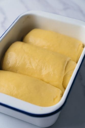 Milchbrot - Mit Thangzong für das besondere Etwas! 10 Milchbrot Kenwood 31 | Bei mir geht eigentlich kein üppiges Frühstück ohne Milchbrot bzw. -brötchen. In meiner Heimat bekommt man sie in der Regel als Einback und seit Kindertagen liebe ich sie über alles. Nach gefühlten Ewigkeiten haben wir endlich auch ein Rezept dafür und das Besondere ist der typische Vorteig, genannt Thangzong. Da er bei einer speziellen Temperatur zubereitet werden muss, klingt es erstmal etwas abschreckend - mit der Kenwood Cooking Chef XL aber gar kein Problem!