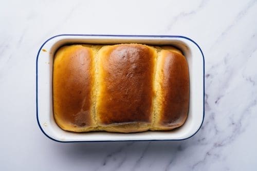 Milchbrot - Mit Thangzong für das besondere Etwas! 11 Milchbrot Kenwood 32 | Bei mir geht eigentlich kein üppiges Frühstück ohne Milchbrot bzw. -brötchen. In meiner Heimat bekommt man sie in der Regel als Einback und seit Kindertagen liebe ich sie über alles. Nach gefühlten Ewigkeiten haben wir endlich auch ein Rezept dafür und das Besondere ist der typische Vorteig, genannt Thangzong. Da er bei einer speziellen Temperatur zubereitet werden muss, klingt es erstmal etwas abschreckend - mit der Kenwood Cooking Chef XL aber gar kein Problem!