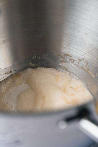 Milchbrot - Mit Thangzong für das besondere Etwas! 4 Milchbrot Kenwood 4 | Bei mir geht eigentlich kein üppiges Frühstück ohne Milchbrot bzw. -brötchen. In meiner Heimat bekommt man sie in der Regel als Einback und seit Kindertagen liebe ich sie über alles. Nach gefühlten Ewigkeiten haben wir endlich auch ein Rezept dafür und das Besondere ist der typische Vorteig, genannt Thangzong. Da er bei einer speziellen Temperatur zubereitet werden muss, klingt es erstmal etwas abschreckend - mit der Kenwood Cooking Chef XL aber gar kein Problem!