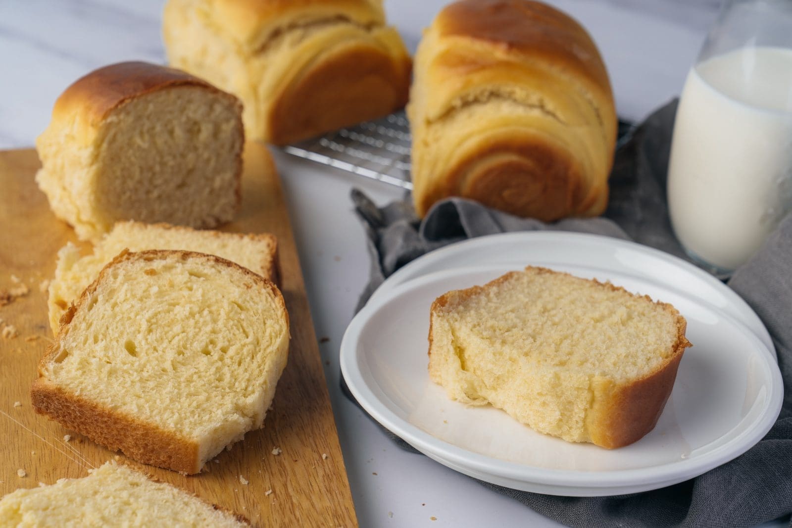 Milchbrot - Mit Thangzong für das besondere Etwas! 2 Milchbrot Kenwood 55 | Bei mir geht eigentlich kein üppiges Frühstück ohne Milchbrot bzw. -brötchen. In meiner Heimat bekommt man sie in der Regel als Einback und seit Kindertagen liebe ich sie über alles. Nach gefühlten Ewigkeiten haben wir endlich auch ein Rezept dafür und das Besondere ist der typische Vorteig, genannt Thangzong. Da er bei einer speziellen Temperatur zubereitet werden muss, klingt es erstmal etwas abschreckend - mit der Kenwood Cooking Chef XL aber gar kein Problem!