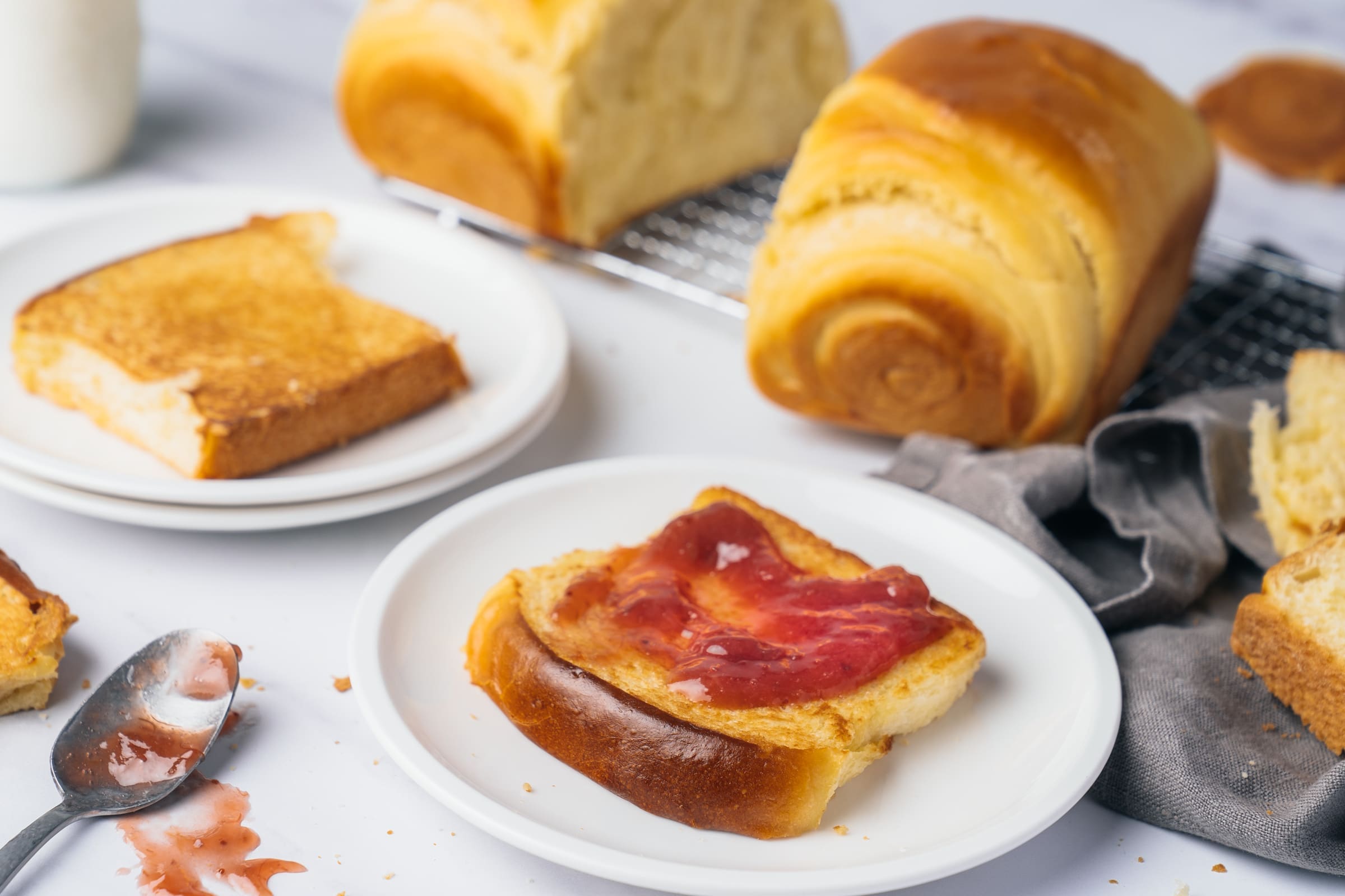 Milchbrot - Mit Thangzong für das besondere Etwas! 1 Milchbrot Kenwood 58 | Bei mir geht eigentlich kein üppiges Frühstück ohne Milchbrot bzw. -brötchen. In meiner Heimat bekommt man sie in der Regel als Einback und seit Kindertagen liebe ich sie über alles. Nach gefühlten Ewigkeiten haben wir endlich auch ein Rezept dafür und das Besondere ist der typische Vorteig, genannt Thangzong. Da er bei einer speziellen Temperatur zubereitet werden muss, klingt es erstmal etwas abschreckend - mit der Kenwood Cooking Chef XL aber gar kein Problem!