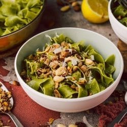 Rezept für grüne Bandnudeln in Zitronenbutter mit Nuss-Brot-Crunch. Vegetarisch, lecker und schnell zubereitet. Perfekt für ein unkompliziertes Lunch.
