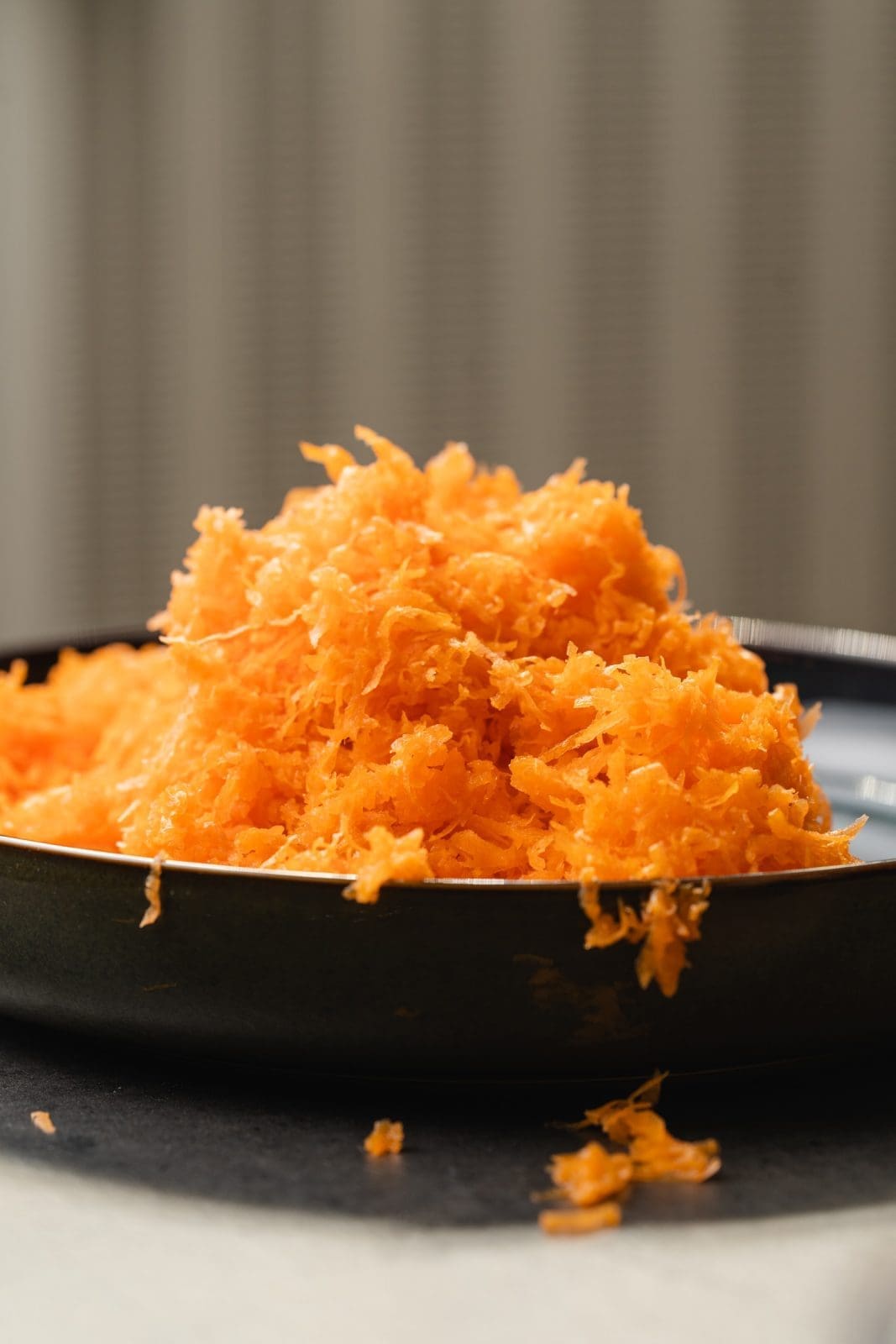 Rezept für einen super saftigen Karottenkuchen. Ganz ohne Haselnüsse mit tollen Fruchtaromen von Zitrone & Rosinen. Die Walnuss sorgt für den nötigen Biss.