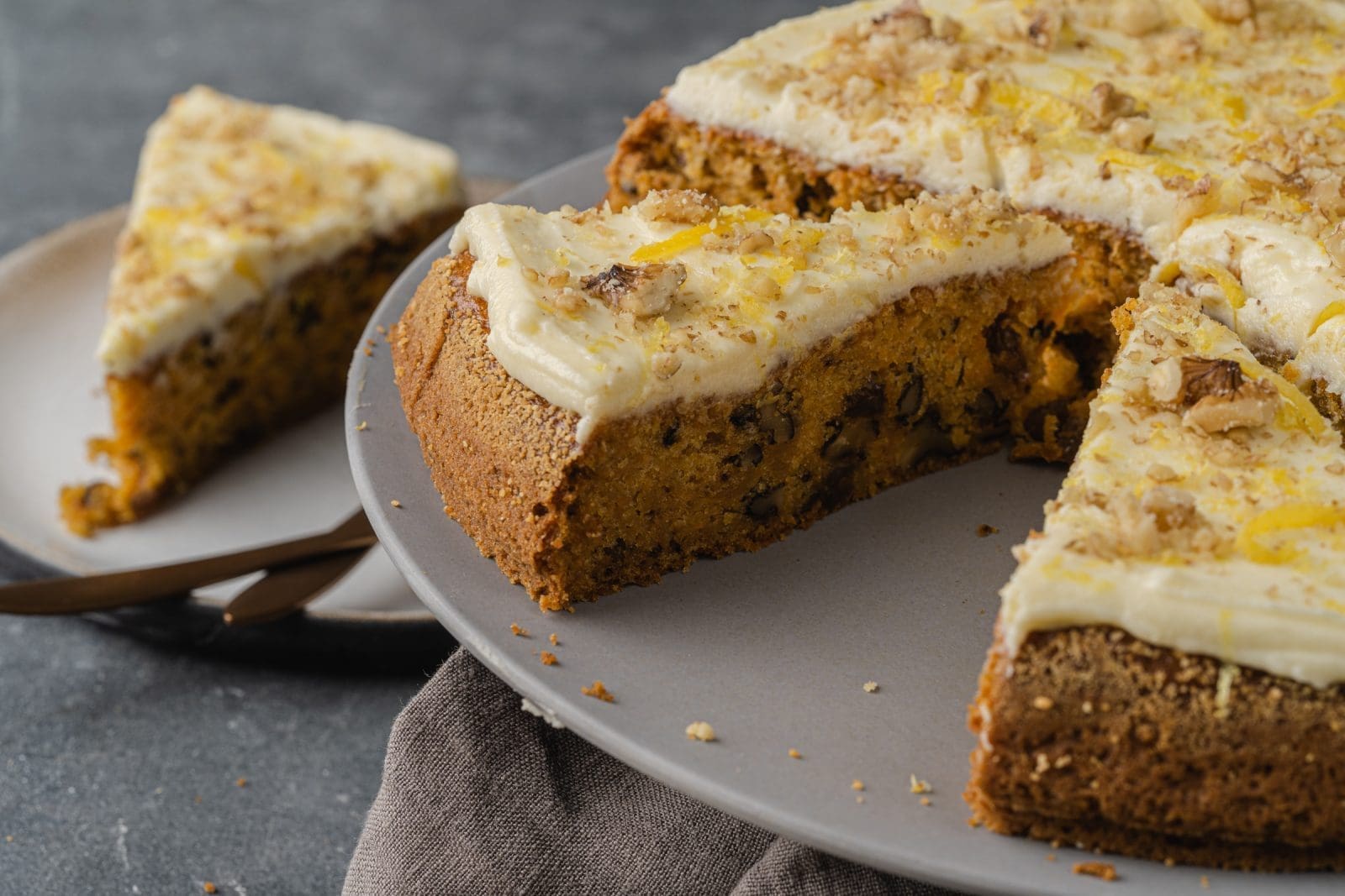 Rezept für einen super saftigen Karottenkuchen. Ganz ohne Haselnüsse mit tollen Fruchtaromen von Zitrone & Rosinen. Die Walnuss sorgt für den nötigen Biss.