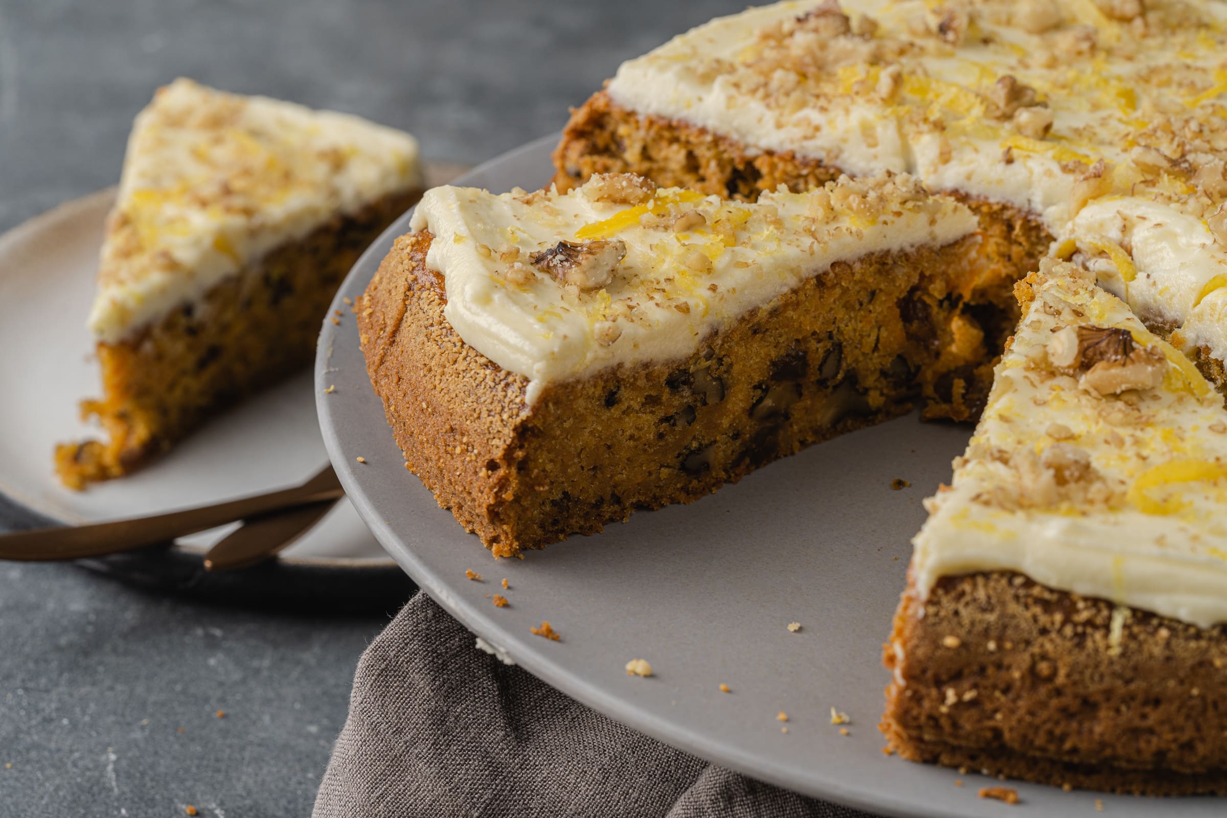 Rezept für einen super saftigen Karottenkuchen. Ganz ohne Haselnüsse mit tollen Fruchtaromen von Zitrone & Rosinen. Die Walnuss sorgt für den nötigen Biss.