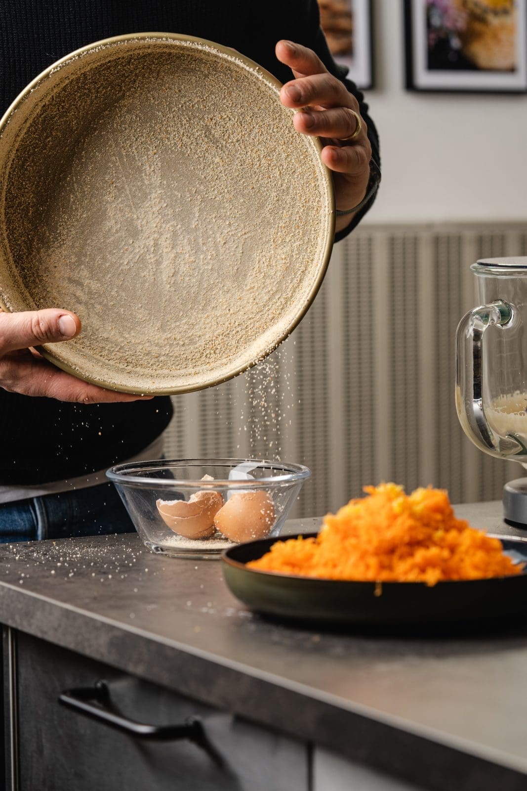 Rezept für einen super saftigen Karottenkuchen. Ganz ohne Haselnüsse mit tollen Fruchtaromen von Zitrone & Rosinen. Die Walnuss sorgt für den nötigen Biss.