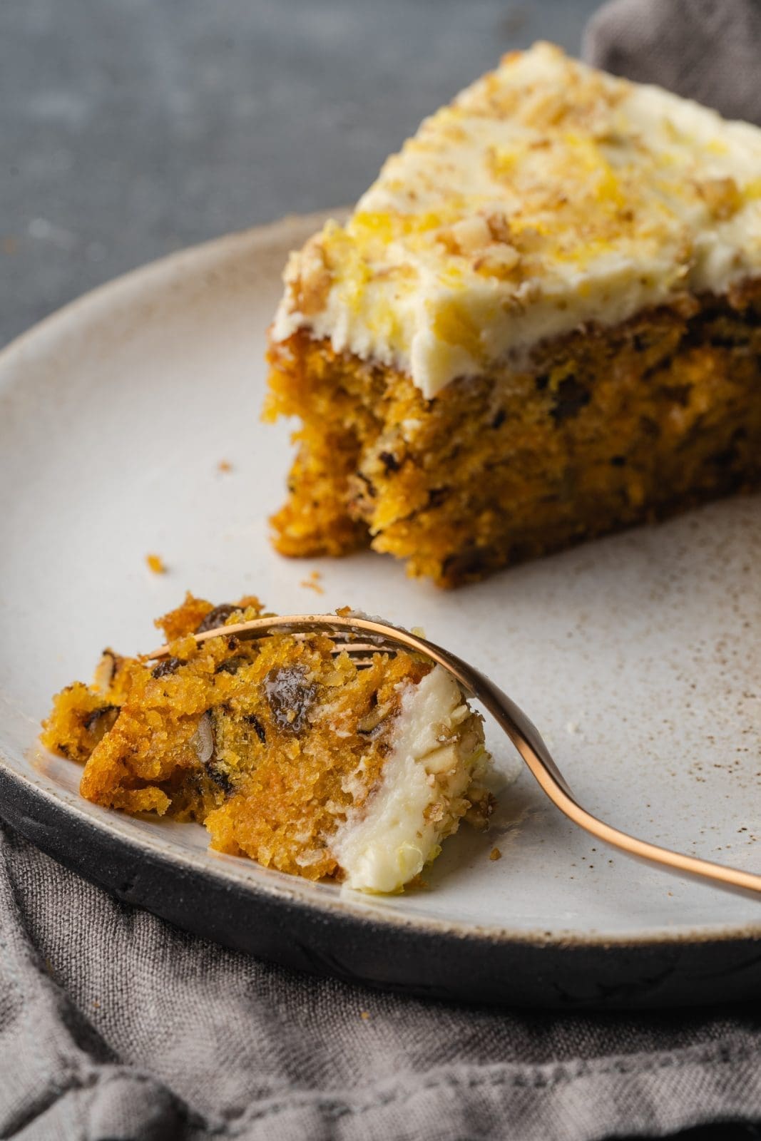 Rezept für einen super saftigen Karottenkuchen. Ganz ohne Haselnüsse mit tollen Fruchtaromen von Zitrone & Rosinen. Die Walnuss sorgt für den nötigen Biss.