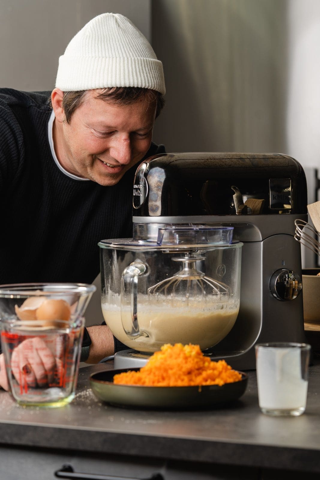 Rezept für einen super saftigen Karottenkuchen. Ganz ohne Haselnüsse mit tollen Fruchtaromen von Zitrone & Rosinen. Die Walnuss sorgt für den nötigen Biss.