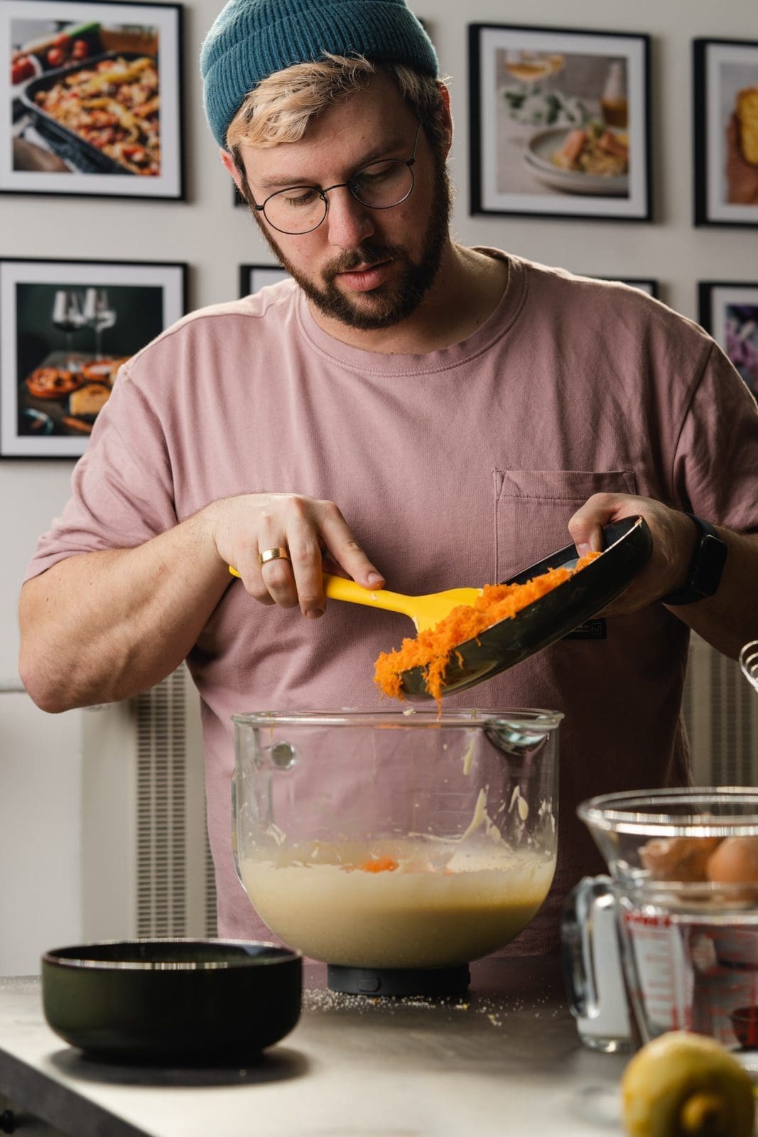 Rezept für einen super saftigen Karottenkuchen. Ganz ohne Haselnüsse mit tollen Fruchtaromen von Zitrone & Rosinen. Die Walnuss sorgt für den nötigen Biss.