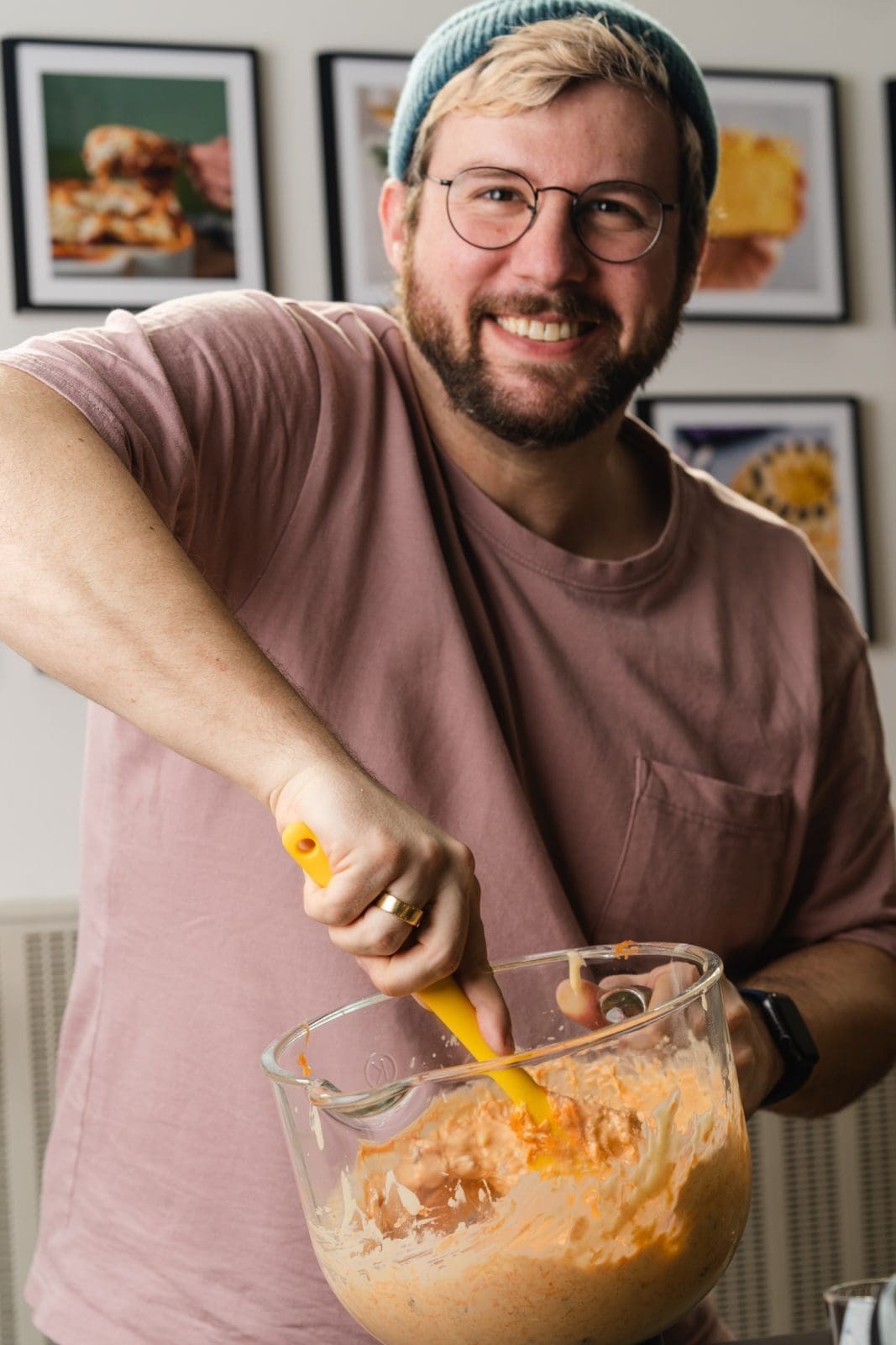 Rezept für einen super saftigen Karottenkuchen. Ganz ohne Haselnüsse mit tollen Fruchtaromen von Zitrone & Rosinen. Die Walnuss sorgt für den nötigen Biss.