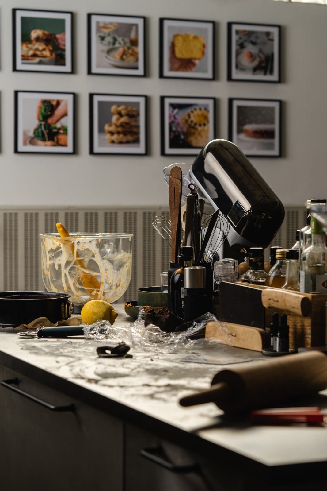 Rezept für einen super saftigen Karottenkuchen. Ganz ohne Haselnüsse mit tollen Fruchtaromen von Zitrone & Rosinen. Die Walnuss sorgt für den nötigen Biss.