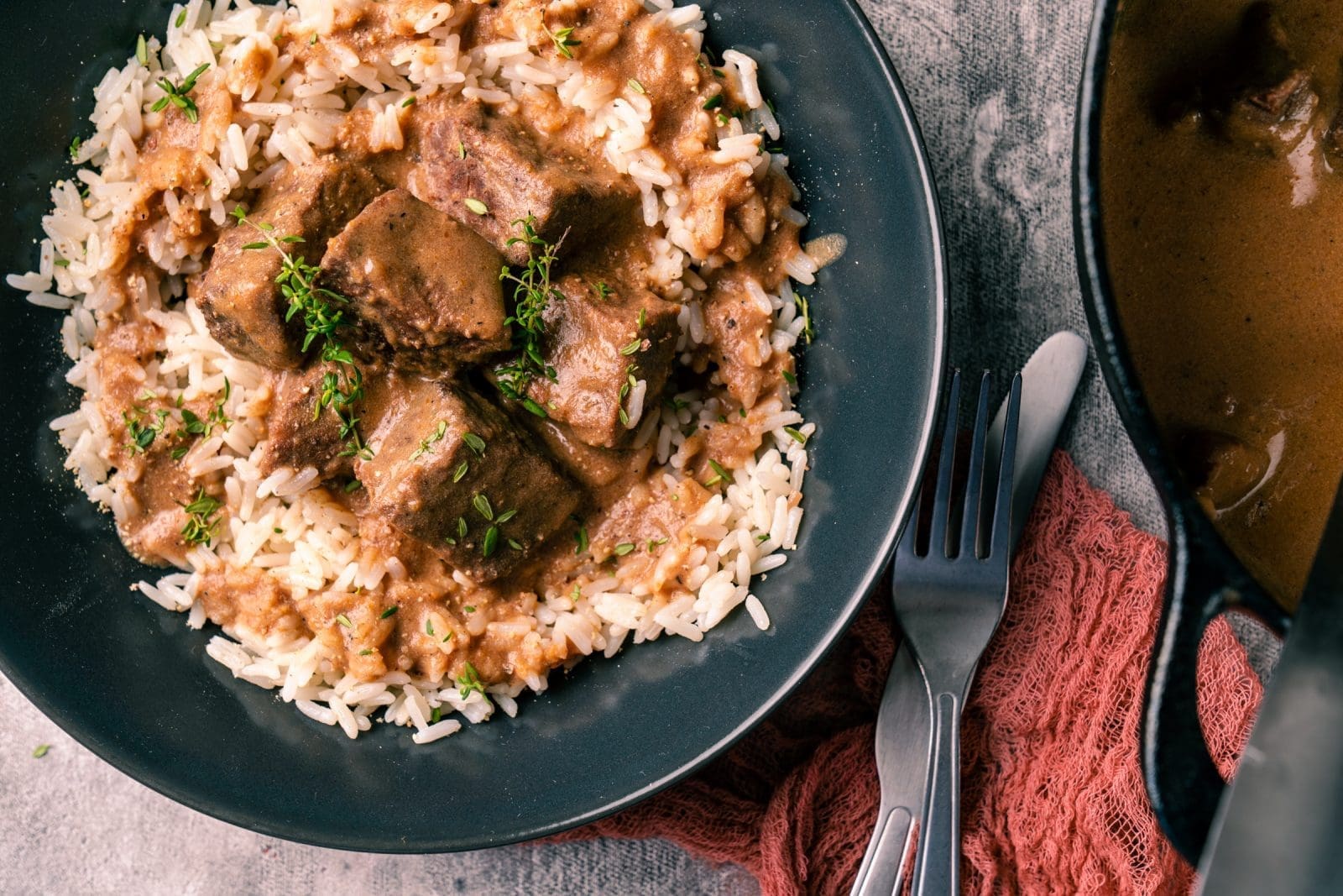 Rezept für Sauerbratengulasch vom Eifelrind. Die besten Soulfood-Gerichte aus der Kindheit in einem vereint. Gulasch und Sauerbarten. Einfach perfekt.