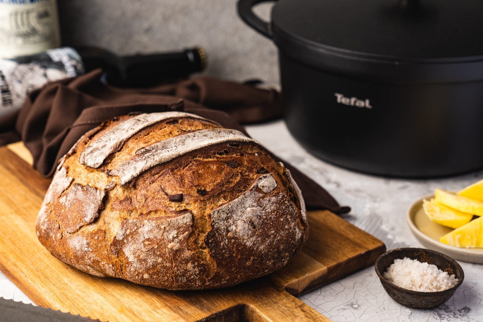 Rezept für ein einfaches Topfbrot. Mit gerösteten Zwiebeln & Speck bekommt es richtig viel Geschmack und ist zudem noch super easy zubereitet.
