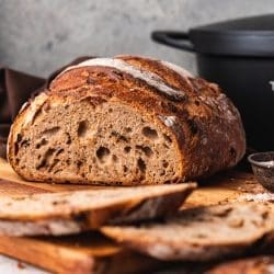 Rezept für ein einfaches Topfbrot. Mit gerösteten Zwiebeln & Speck bekommt es richtig viel Geschmack und ist zudem noch super easy zubereitet.