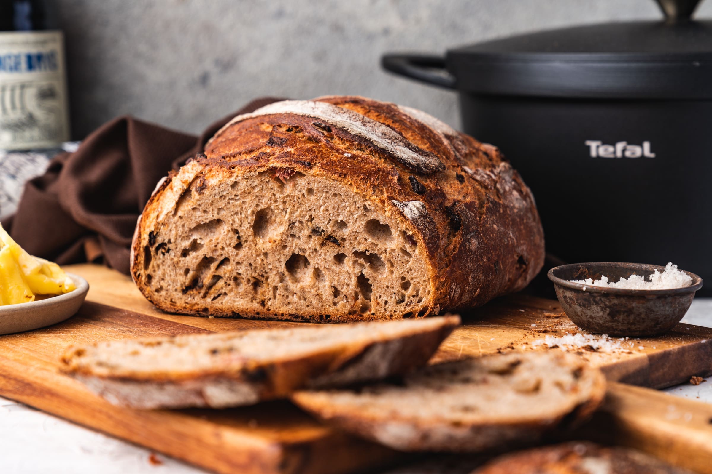 Rezept für ein einfaches Topfbrot. Mit gerösteten Zwiebeln & Speck bekommt es richtig viel Geschmack und ist zudem noch super easy zubereitet.