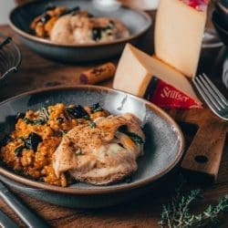 Rezept für ein Alm-Hähnchen, gefüllt mit Stilfser g.U. Käse. Dazu gibt es ein Dörrpflaumen-Risotto. Perfekt und einfach zubereitet in nicht viel mehr, als 30 Minuten.